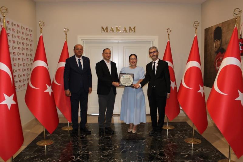 Öğr. Gör. Pelin ZIVDIR YEŞİLYURT'a Teşekkür Plaketi